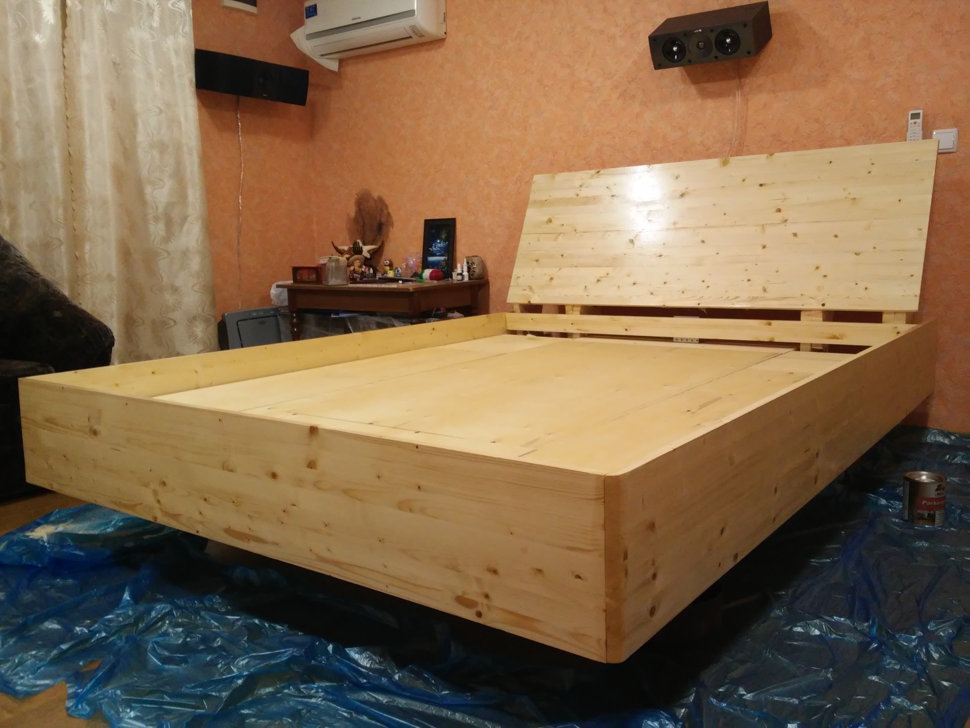 Самодельная кровать из дерева. Самодельная двуспальная кровать. Кровать из досок. Самодельная деревянная кровать. Кровать двуспальная из фанеры.