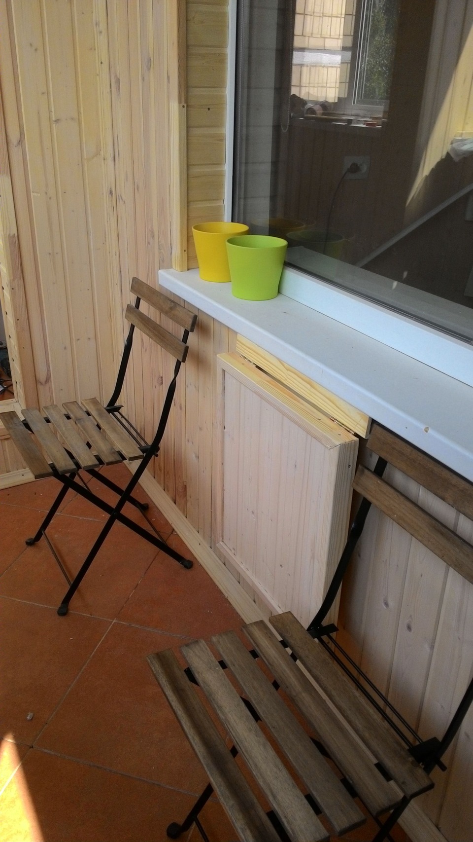 Металлический столик откидной на балкон