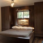 темно-коричневая мебель в спальне