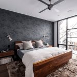 просторная светлая спальня с коричневой кроватью