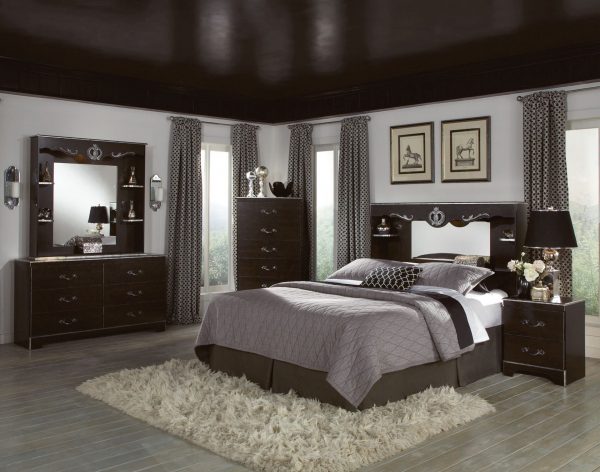 Интерьер классической спальни с темной мебелью