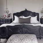 спальня с черной мебелью в стиле ретро