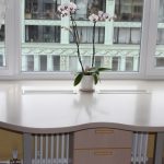 подоконник-стол с орхидеей