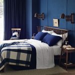 темно синии стены в спальне с темной мебелью