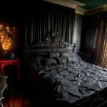 пример темной готической спальни