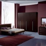 темно-бордовая мебель в спальне