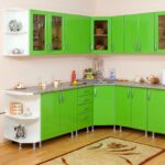 зеленая кухня с ковром