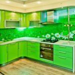 зеленая кухня с ромашками