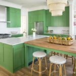 зеленая кухня светлая