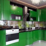 зеленая кухня с черным