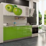 зеленая кухня с белым и яблоками