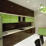 зеленая кухня светлая с коричневым