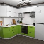зеленая кухня с белыми шкафами