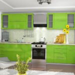 зеленая кухня с подсолнухами