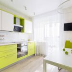 зеленая кухня желтоватая