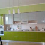 зеленая кухня с срыми шкафами