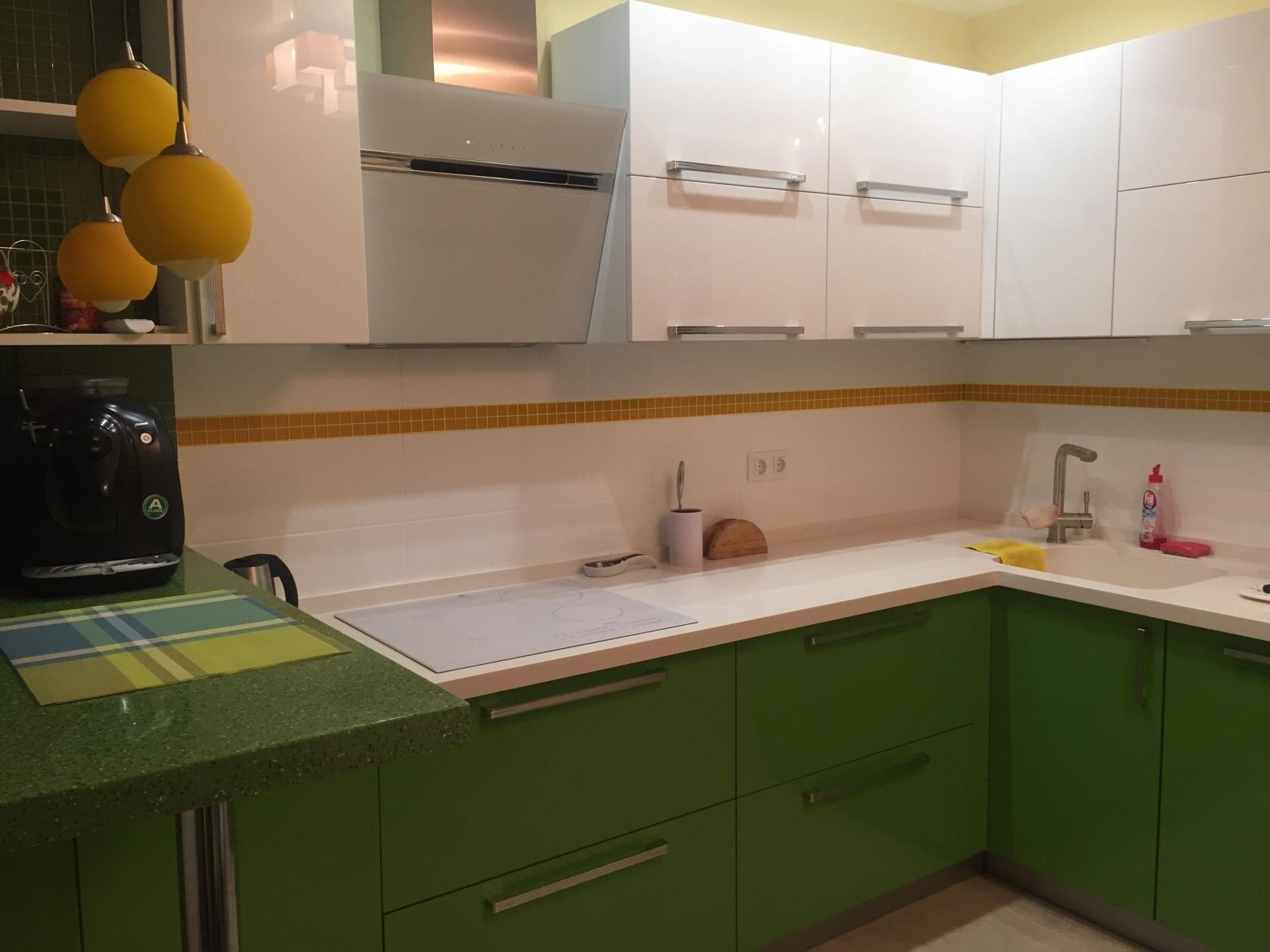 Кухонный гарнитур верх бежевый низ зеленый