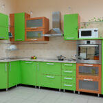 зеленая кухня с бежевым