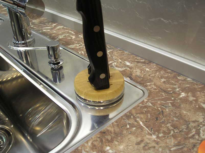 алюминиевый плинтус для столешницы на кухне