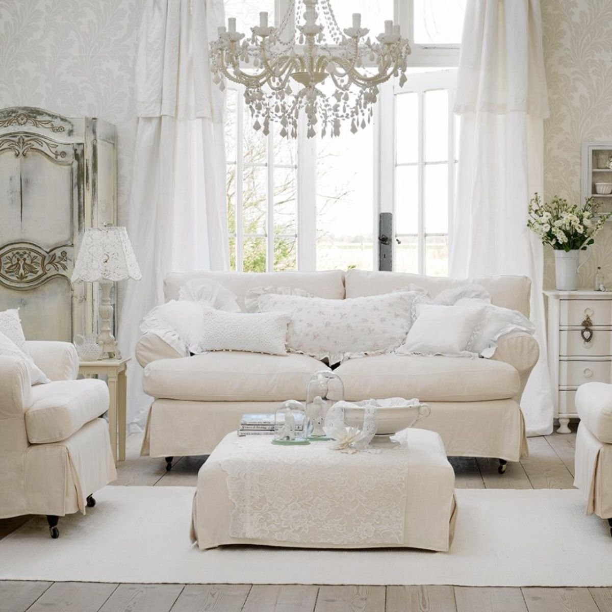 белый кожаный диван в гостиной