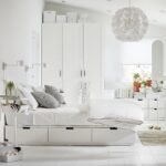 белая мебель высокая кровать