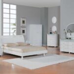 белая мебель с серыми стенами