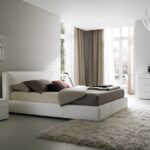 белая мебель с коричневыми шторами