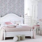 белая спальня с цветастыми обоями