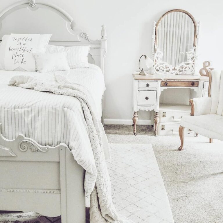 Ремонт в спальне с белой мебелью