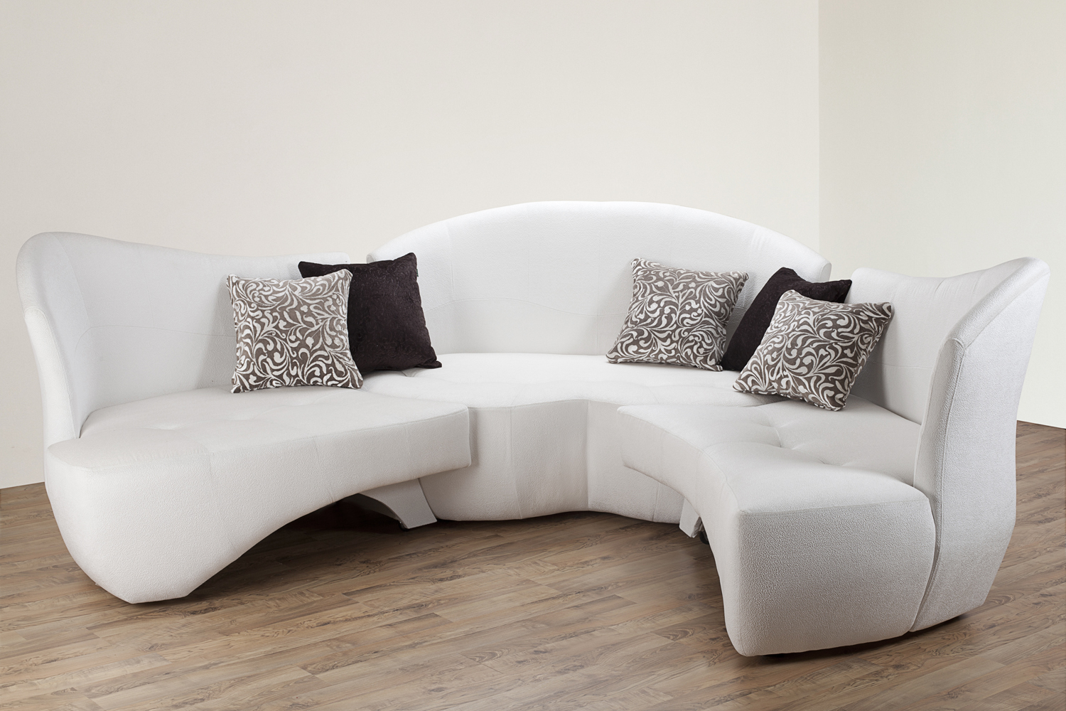 Белый кожаный диван в интерьере: с чем его можно сочетать, как обыграть вгостиной