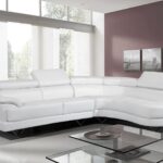 белый кожаный диван с коричневой стеной