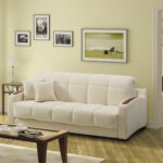 белый кожаный диван с пейзажем