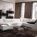 белый кожаный диван с коричневыми шторами