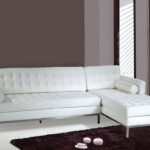 белый кожаный диван с валиком