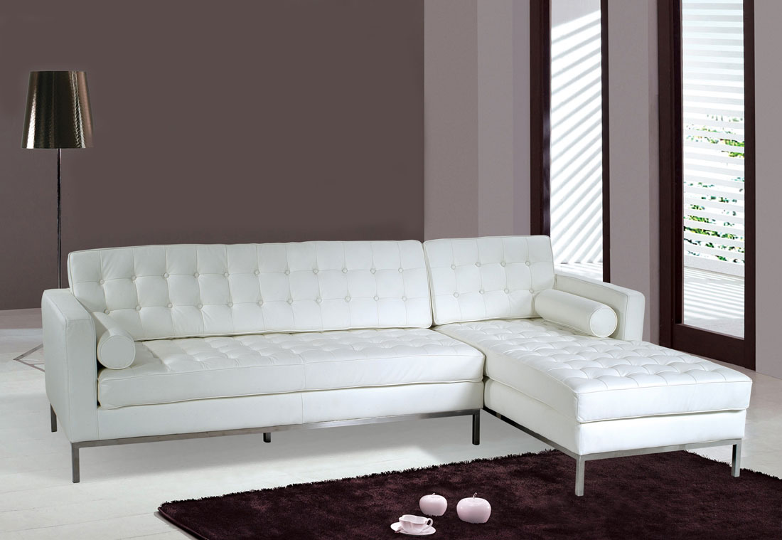 белый кожаный диван в интерьере