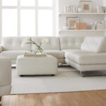 белый кожаный диван с журнальным столом