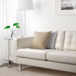 белый кожаный диван с растением
