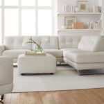 белый кожаный диван с квадратным столом