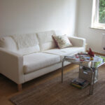 белый кожаный диван с ковром