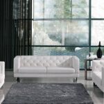 белый кожаный диван с серым ковром