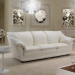 белый кожаный диван с розой