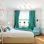 бирюзовые шторы в небольшой спальне