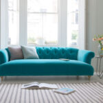 бирюзовый диван с двумя подушками