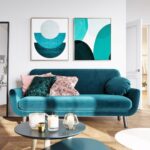 бирюзовый диван с синими картинами