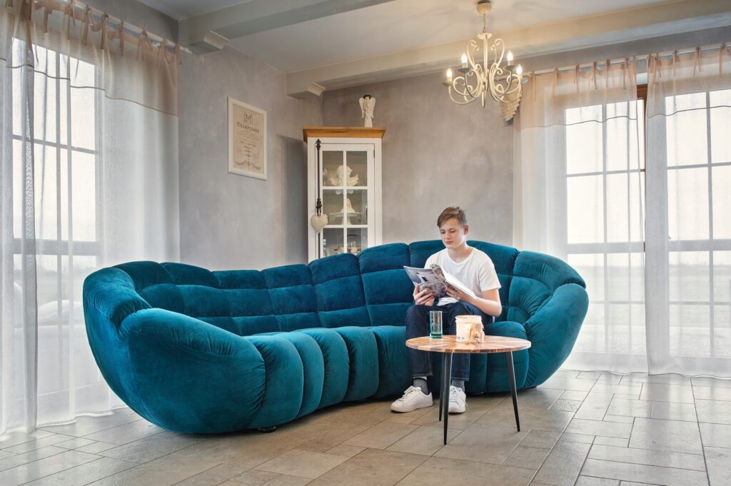 Синий диван комната подростка