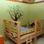 детская кровать из дерева с лестницей