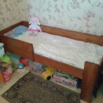 детская кровать из дерева с куклоцй