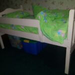 детская кровать из дерева зеленая