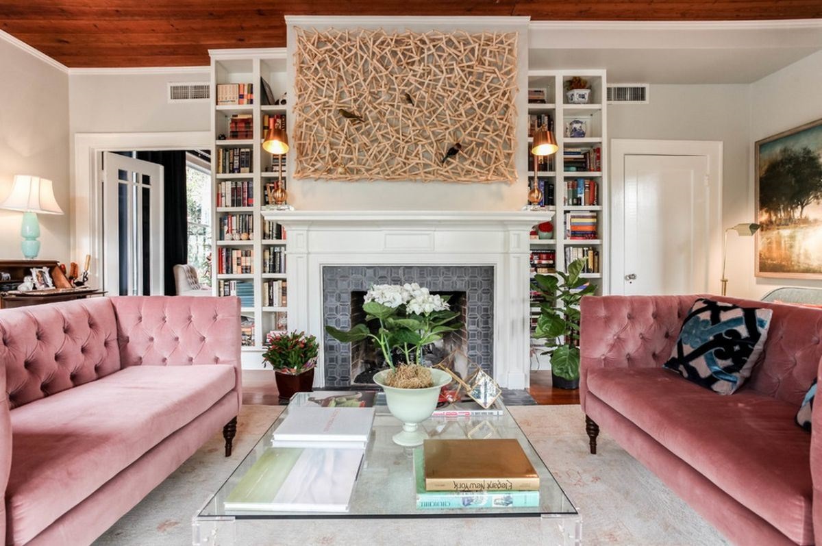 Интерьер зала с розовым диваном