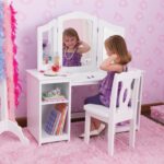 детский стул и стол с зеркалом